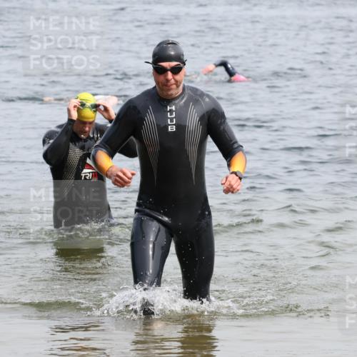15.06.2025 - 27. Vierlanden-Triathlon Lena Gebhardt http://msf.ph/oto/8029065 15.06.2025 11:04:32 Schwimmen 841, 859 meine-sportfotos.de