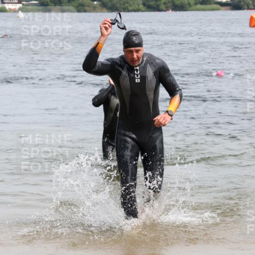 15.06.2025 - 27. Vierlanden-Triathlon Lena Gebhardt http://msf.ph/oto/8029068 15.06.2025 11:04:34 Schwimmen 841, 859 meine-sportfotos.de