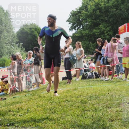 15.06.2025 - 27. Vierlanden-Triathlon KatJ http://msf.ph/oto/8029069 15.06.2025 11:04:18 Schwimmen 658, 663, 763 meine-sportfotos.de