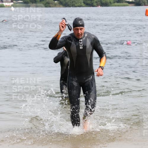 15.06.2025 - 27. Vierlanden-Triathlon Lena Gebhardt http://msf.ph/oto/8029072 15.06.2025 11:04:34 Schwimmen 841, 859 meine-sportfotos.de