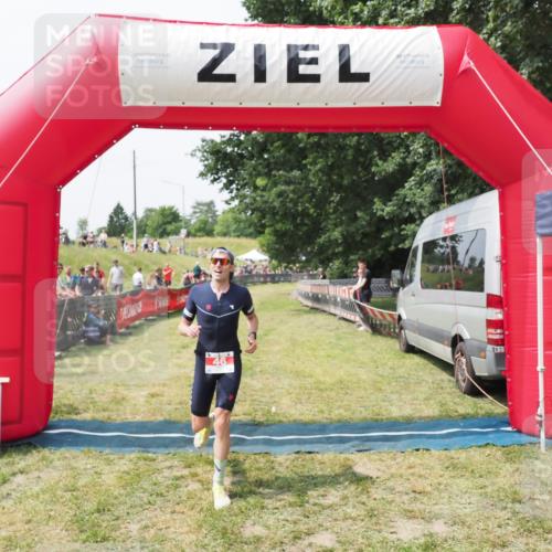 21.06.2025 - 27. Vierlanden-Triathlon MichiJ http://msf.ph/oto/8029078 15.06.2026 12:19:42 Ziel 46 meine-sportfotos.de
