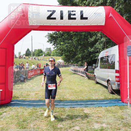 21.06.2025 - 27. Vierlanden-Triathlon MichiJ http://msf.ph/oto/8029084 15.06.2026 12:19:42 Ziel 46 meine-sportfotos.de
