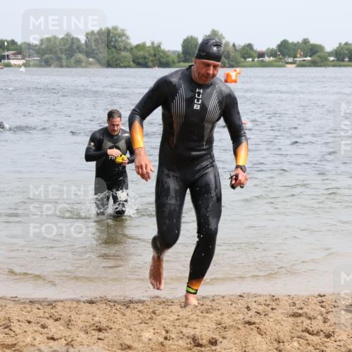 15.06.2025 - 27. Vierlanden-Triathlon Lena Gebhardt http://msf.ph/oto/8029085 15.06.2025 11:04:36 Schwimmen 841, 859 meine-sportfotos.de
