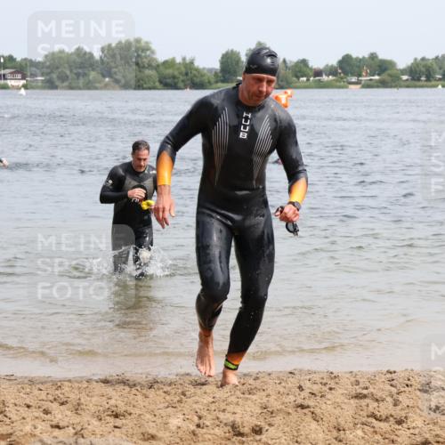 15.06.2025 - 27. Vierlanden-Triathlon Lena Gebhardt http://msf.ph/oto/8029089 15.06.2025 11:04:36 Schwimmen 841, 859 meine-sportfotos.de