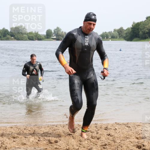15.06.2025 - 27. Vierlanden-Triathlon Lena Gebhardt http://msf.ph/oto/8029096 15.06.2025 11:04:37 Schwimmen 841, 859 meine-sportfotos.de