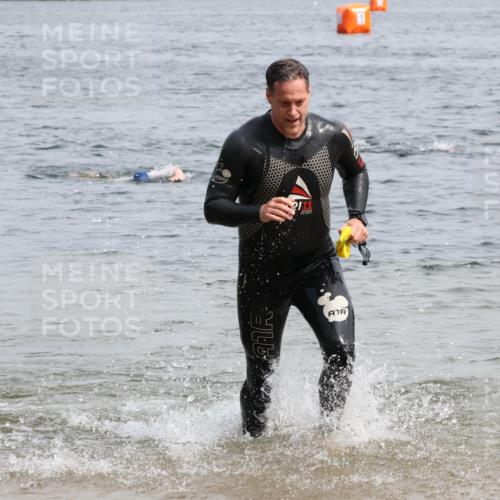 15.06.2025 - 27. Vierlanden-Triathlon Lena Gebhardt http://msf.ph/oto/8029106 15.06.2025 11:04:37 Schwimmen 841, 859 meine-sportfotos.de