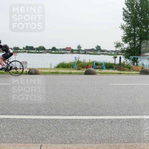 15.06.2025 - 27. Vierlanden-Triathlon H.Heesch http://msf.ph/oto/8029109 15.06.2025 10:29:39 Radfahren 82, 99, 262, 495 meine-sportfotos.de