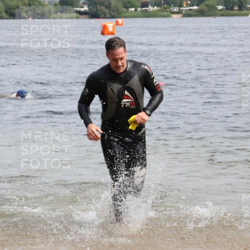 15.06.2025 - 27. Vierlanden-Triathlon Lena Gebhardt http://msf.ph/oto/8029114 15.06.2025 11:04:38 Schwimmen 841, 859 meine-sportfotos.de