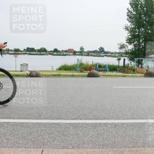 15.06.2025 - 27. Vierlanden-Triathlon H.Heesch http://msf.ph/oto/8029115 15.06.2025 10:29:39 Radfahren 82, 99, 262, 495 meine-sportfotos.de