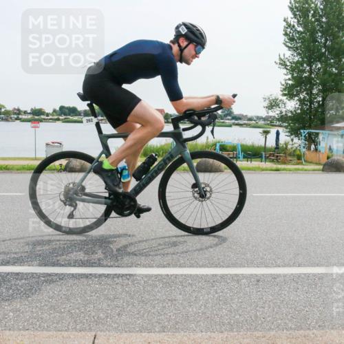 15.06.2025 - 27. Vierlanden-Triathlon H.Heesch http://msf.ph/oto/8029121 15.06.2025 10:29:40 Radfahren 82, 99, 262, 495 meine-sportfotos.de