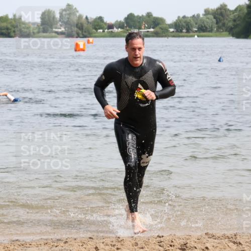 15.06.2025 - 27. Vierlanden-Triathlon Lena Gebhardt http://msf.ph/oto/8029122 15.06.2025 11:04:39 Schwimmen 841, 859 meine-sportfotos.de