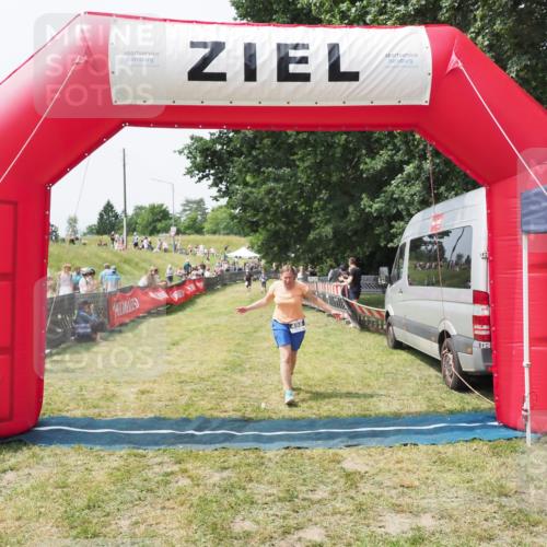 21.06.2025 - 27. Vierlanden-Triathlon MichiJ http://msf.ph/oto/8029126 15.06.2026 12:20:12 Ziel 498 meine-sportfotos.de
