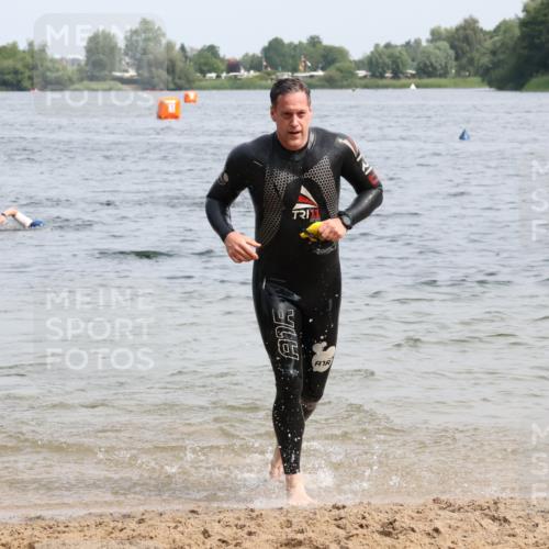 15.06.2025 - 27. Vierlanden-Triathlon Lena Gebhardt http://msf.ph/oto/8029127 15.06.2025 11:04:39 Schwimmen 841, 859 meine-sportfotos.de
