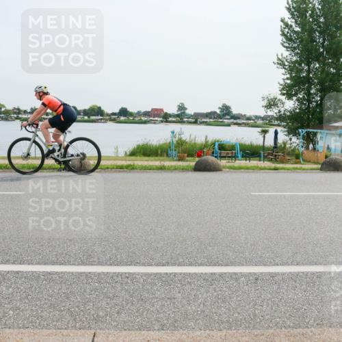 15.06.2025 - 27. Vierlanden-Triathlon H.Heesch http://msf.ph/oto/8029128 15.06.2025 10:29:42 Radfahren 21, 82, 262, 495, 558 meine-sportfotos.de