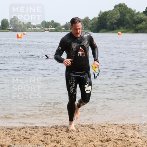 15.06.2025 - 27. Vierlanden-Triathlon Lena Gebhardt http://msf.ph/oto/8029129 15.06.2025 11:04:40 Schwimmen 841, 859 meine-sportfotos.de