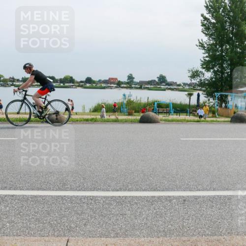 21.06.2025 - 27. Vierlanden-Triathlon H.Heesch http://msf.ph/oto/8029132 15.06.2025 11:26:14 Radfahren 18, 652, 682, 798, 800, 881 meine-sportfotos.de