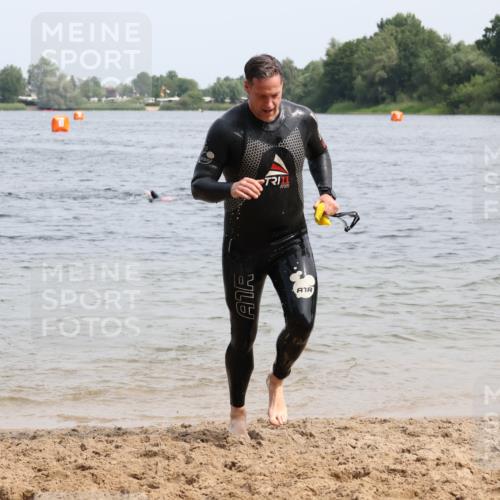 15.06.2025 - 27. Vierlanden-Triathlon Lena Gebhardt http://msf.ph/oto/8029134 15.06.2025 11:04:40 Schwimmen 841, 859 meine-sportfotos.de