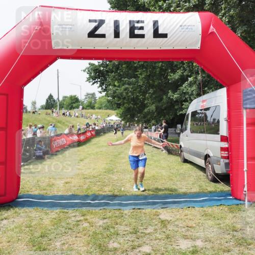 21.06.2025 - 27. Vierlanden-Triathlon MichiJ http://msf.ph/oto/8029138 15.06.2026 12:20:12 Ziel 498 meine-sportfotos.de
