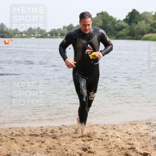 15.06.2025 - 27. Vierlanden-Triathlon Lena Gebhardt http://msf.ph/oto/8029139 15.06.2025 11:04:40 Schwimmen 841, 859 meine-sportfotos.de