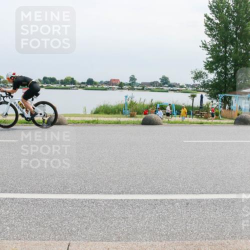 21.06.2025 - 27. Vierlanden-Triathlon H.Heesch http://msf.ph/oto/8029142 15.06.2025 11:26:17 Radfahren 18, 798, 800, 881, 911 meine-sportfotos.de