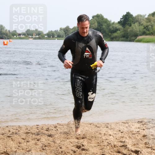 15.06.2025 - 27. Vierlanden-Triathlon Lena Gebhardt http://msf.ph/oto/8029145 15.06.2025 11:04:40 Schwimmen 841, 859 meine-sportfotos.de