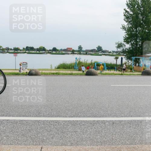 21.06.2025 - 27. Vierlanden-Triathlon H.Heesch http://msf.ph/oto/8029150 15.06.2025 11:26:18 Radfahren 18, 798, 881, 911, 978 meine-sportfotos.de