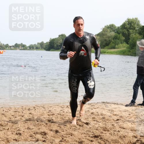 15.06.2025 - 27. Vierlanden-Triathlon Lena Gebhardt http://msf.ph/oto/8029151 15.06.2025 11:04:41 Schwimmen 841, 859 meine-sportfotos.de