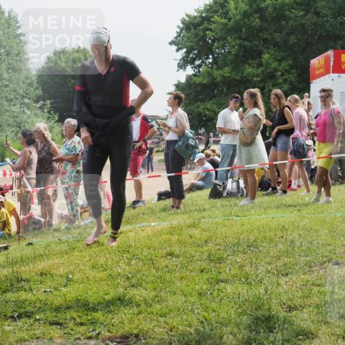 15.06.2025 - 27. Vierlanden-Triathlon KatJ http://msf.ph/oto/8029154 15.06.2025 11:04:25 Schwimmen 658, 763 meine-sportfotos.de