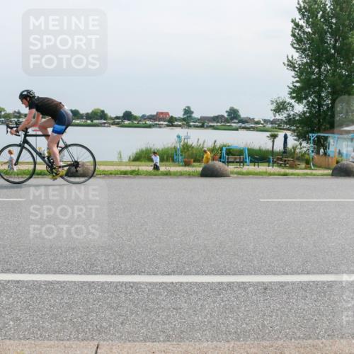 21.06.2025 - 27. Vierlanden-Triathlon H.Heesch http://msf.ph/oto/8029157 15.06.2025 11:26:20 Radfahren 18, 881, 911, 945, 978 meine-sportfotos.de
