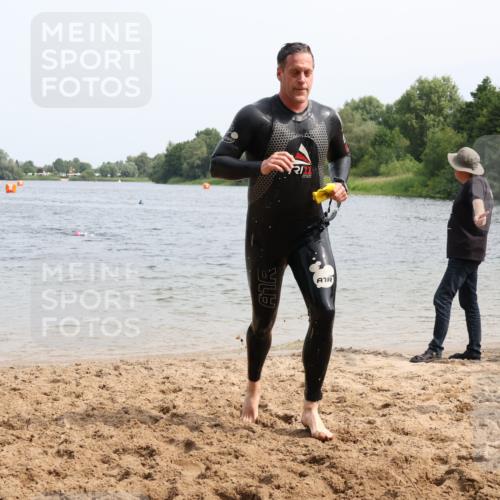 15.06.2025 - 27. Vierlanden-Triathlon Lena Gebhardt http://msf.ph/oto/8029162 15.06.2025 11:04:41 Schwimmen 841, 859 meine-sportfotos.de