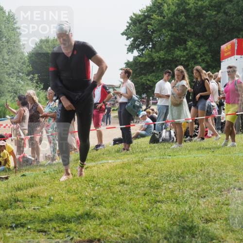 15.06.2025 - 27. Vierlanden-Triathlon KatJ http://msf.ph/oto/8029164 15.06.2025 11:04:25 Schwimmen 658, 763 meine-sportfotos.de