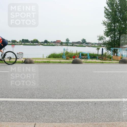 15.06.2025 - 27. Vierlanden-Triathlon H.Heesch http://msf.ph/oto/8029166 15.06.2025 10:29:42 Radfahren 21, 82, 262, 495, 558 meine-sportfotos.de