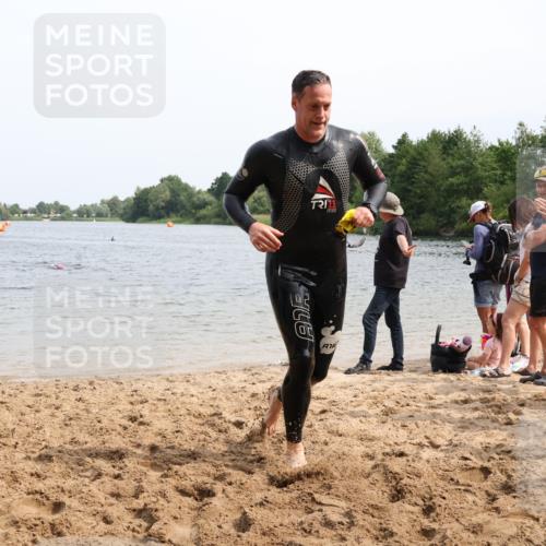 15.06.2025 - 27. Vierlanden-Triathlon Lena Gebhardt http://msf.ph/oto/8029168 15.06.2025 11:04:42 Schwimmen 841, 859 meine-sportfotos.de