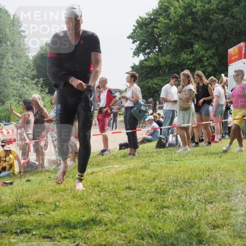 15.06.2025 - 27. Vierlanden-Triathlon KatJ http://msf.ph/oto/8029169 15.06.2025 11:04:26 Schwimmen 658, 763 meine-sportfotos.de