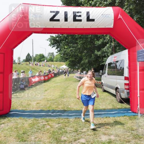 21.06.2025 - 27. Vierlanden-Triathlon MichiJ http://msf.ph/oto/8029170 15.06.2026 12:20:13 Ziel 498 meine-sportfotos.de