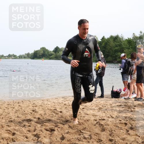 15.06.2025 - 27. Vierlanden-Triathlon Lena Gebhardt http://msf.ph/oto/8029173 15.06.2025 11:04:42 Schwimmen 841, 859 meine-sportfotos.de