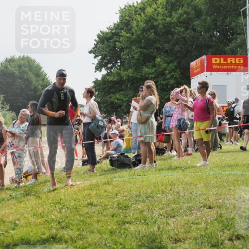 15.06.2025 - 27. Vierlanden-Triathlon KatJ http://msf.ph/oto/8029180 15.06.2025 11:04:41 Schwimmen 841, 859 meine-sportfotos.de
