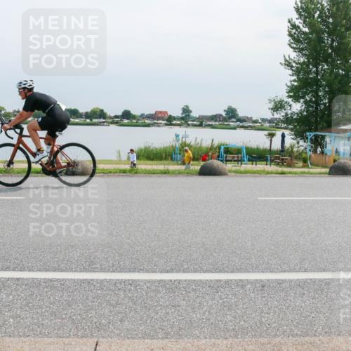 21.06.2025 - 27. Vierlanden-Triathlon H.Heesch http://msf.ph/oto/8029186 15.06.2025 11:26:20 Radfahren 18, 881, 911, 945, 978 meine-sportfotos.de
