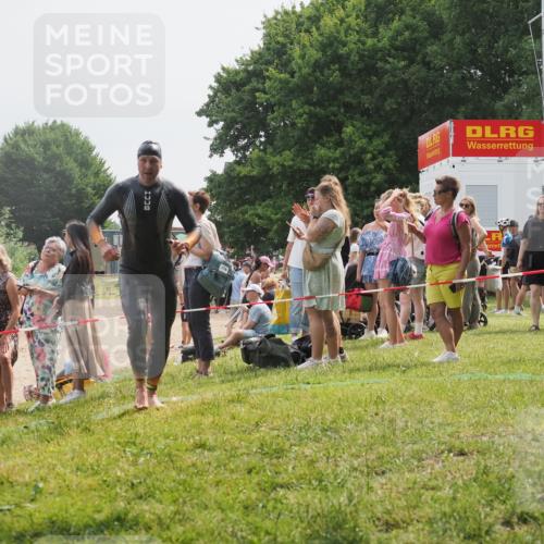 15.06.2025 - 27. Vierlanden-Triathlon KatJ http://msf.ph/oto/8029190 15.06.2025 11:04:42 Schwimmen 841, 859 meine-sportfotos.de