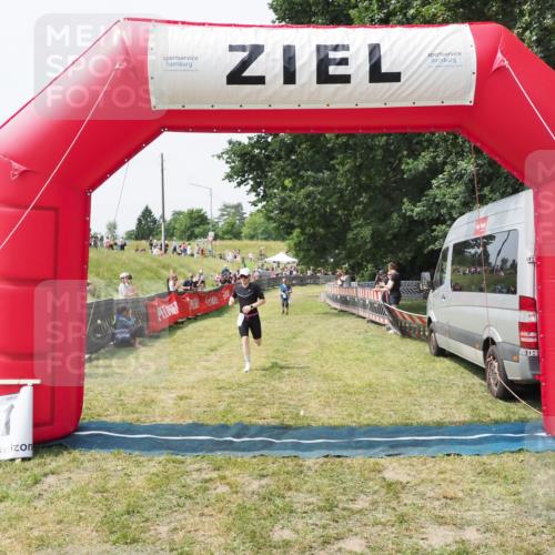 21.06.2025 - 27. Vierlanden-Triathlon MichiJ http://msf.ph/oto/8029199 15.06.2026 12:20:19 Ziel 10, 498 meine-sportfotos.de