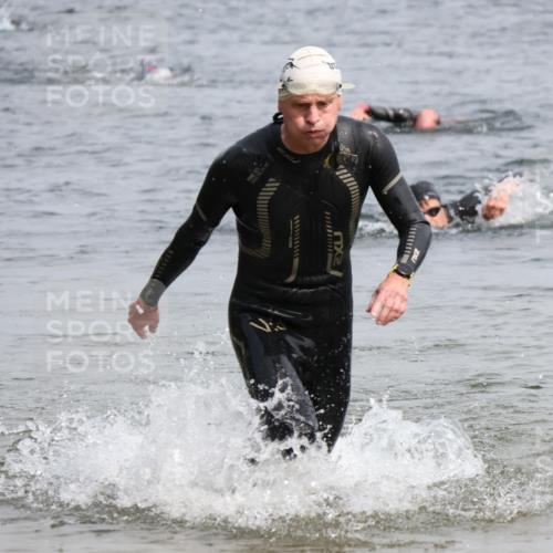 15.06.2025 - 27. Vierlanden-Triathlon Lena Gebhardt http://msf.ph/oto/8029205 15.06.2025 11:04:53 Schwimmen 803 meine-sportfotos.de