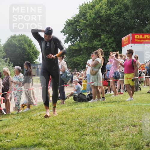 15.06.2025 - 27. Vierlanden-Triathlon KatJ http://msf.ph/oto/8029210 15.06.2025 11:04:42 Schwimmen 841, 859 meine-sportfotos.de