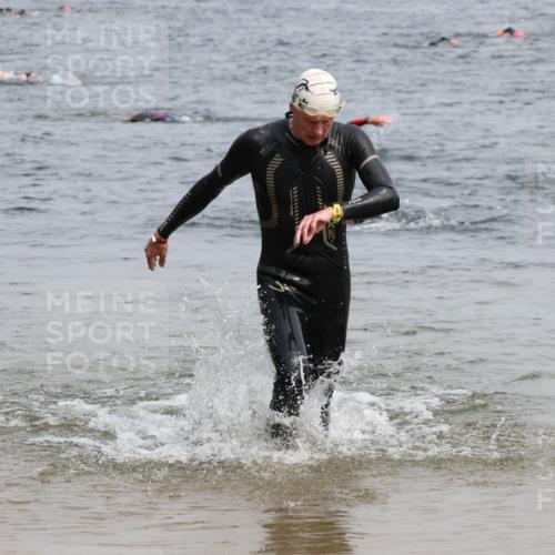 15.06.2025 - 27. Vierlanden-Triathlon Lena Gebhardt http://msf.ph/oto/8029218 15.06.2025 11:04:54 Schwimmen 803 meine-sportfotos.de
