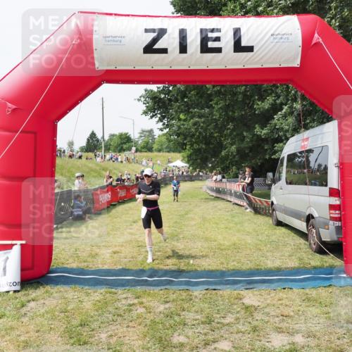 21.06.2025 - 27. Vierlanden-Triathlon MichiJ http://msf.ph/oto/8029224 15.06.2026 12:20:20 Ziel 10, 498 meine-sportfotos.de