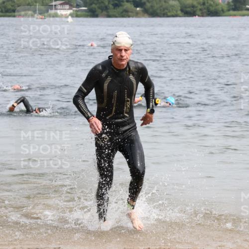 15.06.2025 - 27. Vierlanden-Triathlon Lena Gebhardt http://msf.ph/oto/8029239 15.06.2025 11:04:56 Schwimmen 803 meine-sportfotos.de