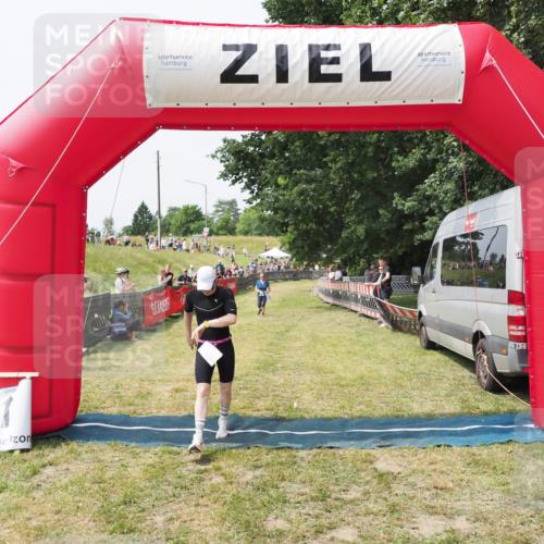 21.06.2025 - 27. Vierlanden-Triathlon MichiJ http://msf.ph/oto/8029247 15.06.2026 12:20:20 Ziel 10, 498 meine-sportfotos.de