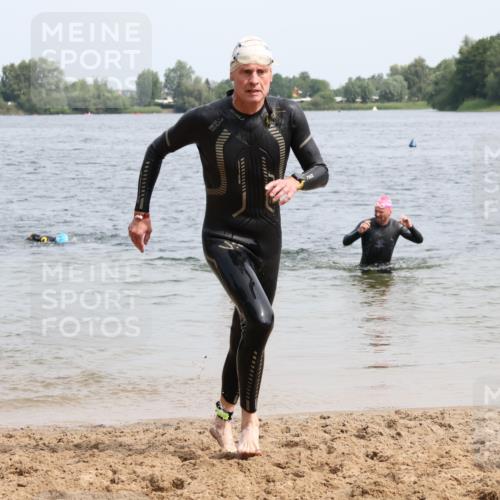 15.06.2025 - 27. Vierlanden-Triathlon Lena Gebhardt http://msf.ph/oto/8029248 15.06.2025 11:04:57 Schwimmen 803 meine-sportfotos.de