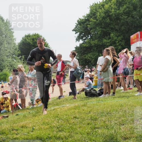 15.06.2025 - 27. Vierlanden-Triathlon KatJ http://msf.ph/oto/8029252 15.06.2025 11:04:45 Schwimmen 841, 859 meine-sportfotos.de