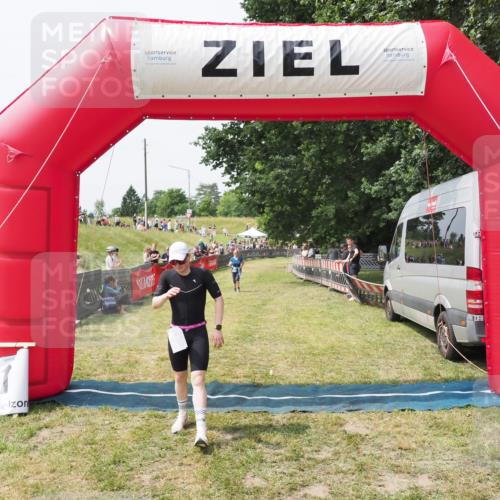 21.06.2025 - 27. Vierlanden-Triathlon MichiJ http://msf.ph/oto/8029253 15.06.2026 12:20:21 Ziel 10 meine-sportfotos.de
