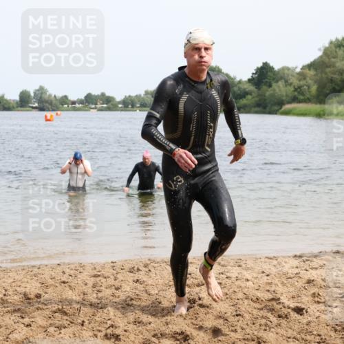 15.06.2025 - 27. Vierlanden-Triathlon Lena Gebhardt http://msf.ph/oto/8029255 15.06.2025 11:04:58 Schwimmen 801, 803 meine-sportfotos.de